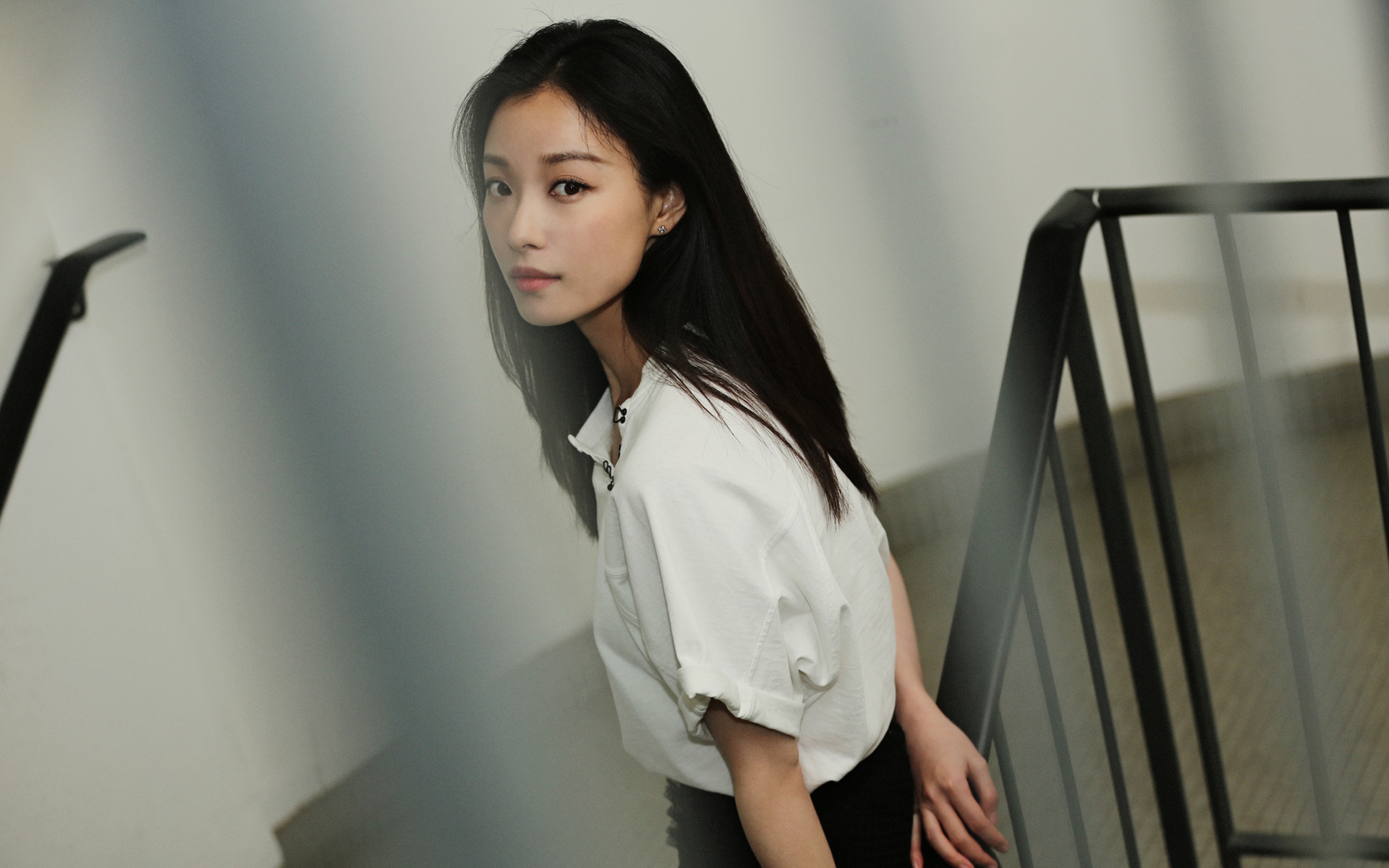 倪妮白衣黑裙性感气质写真高清壁纸高清大图预览1920x1200_大陆明星