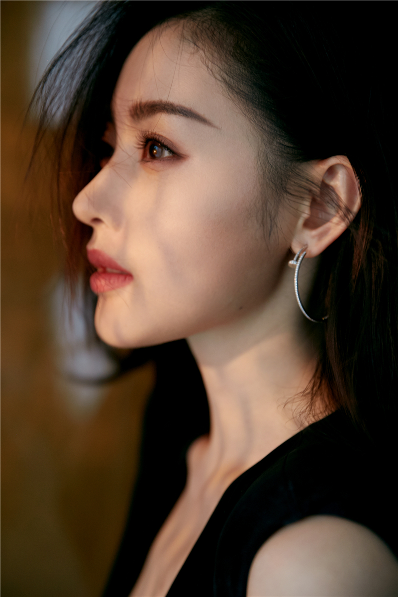 张天爱亮相电视剧品质盛典 优雅灵动俏皮可爱