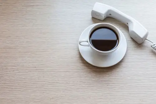 牛奶咖啡,杯子,办公室,电话,木桌子,俯视