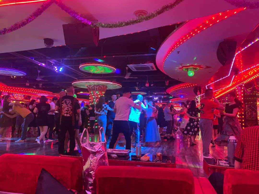 当时的广东省政府专门成立一个文教办公室,调研文化娱乐产业,并对歌舞