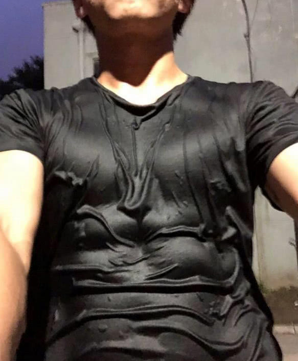 邓超秀八块腹肌,孙俪都笑晕在厕所,张一山七字评论邓超心碎了!