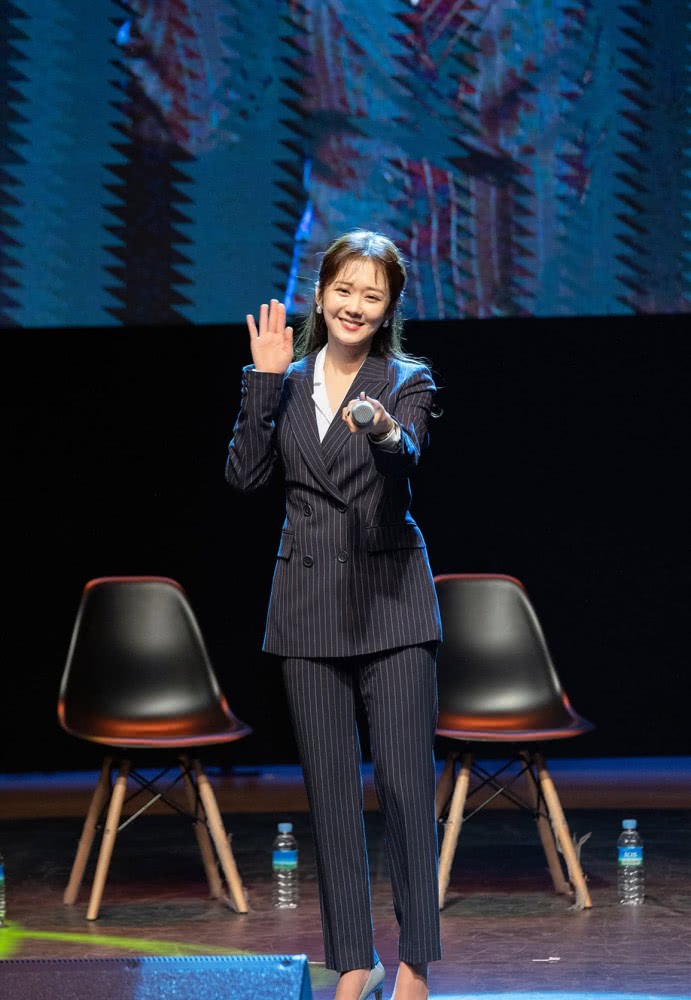 张娜拉一袭金色长裙惊艳全场,越穿越水灵