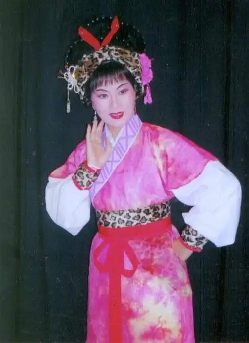 牟霞(中国内地女演员)_尚可名片