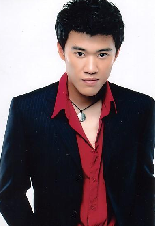 简介出生于70年代末期的宋楚炎是影视圈里初露头角的新人.