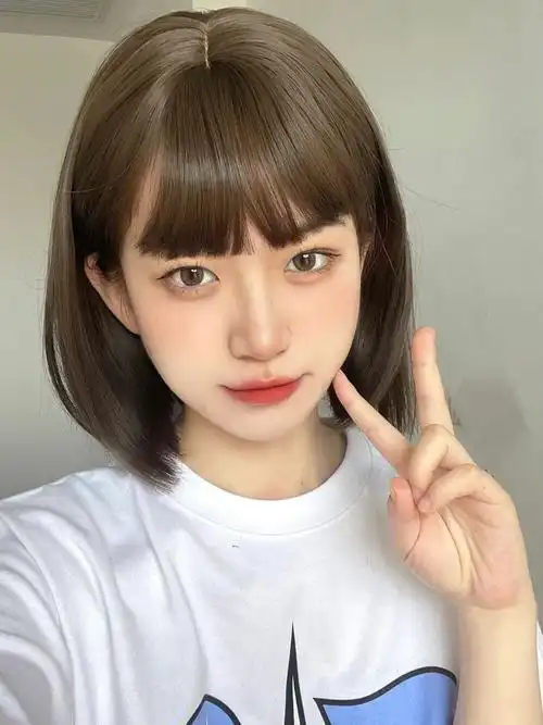 短发发型如何搭配发色