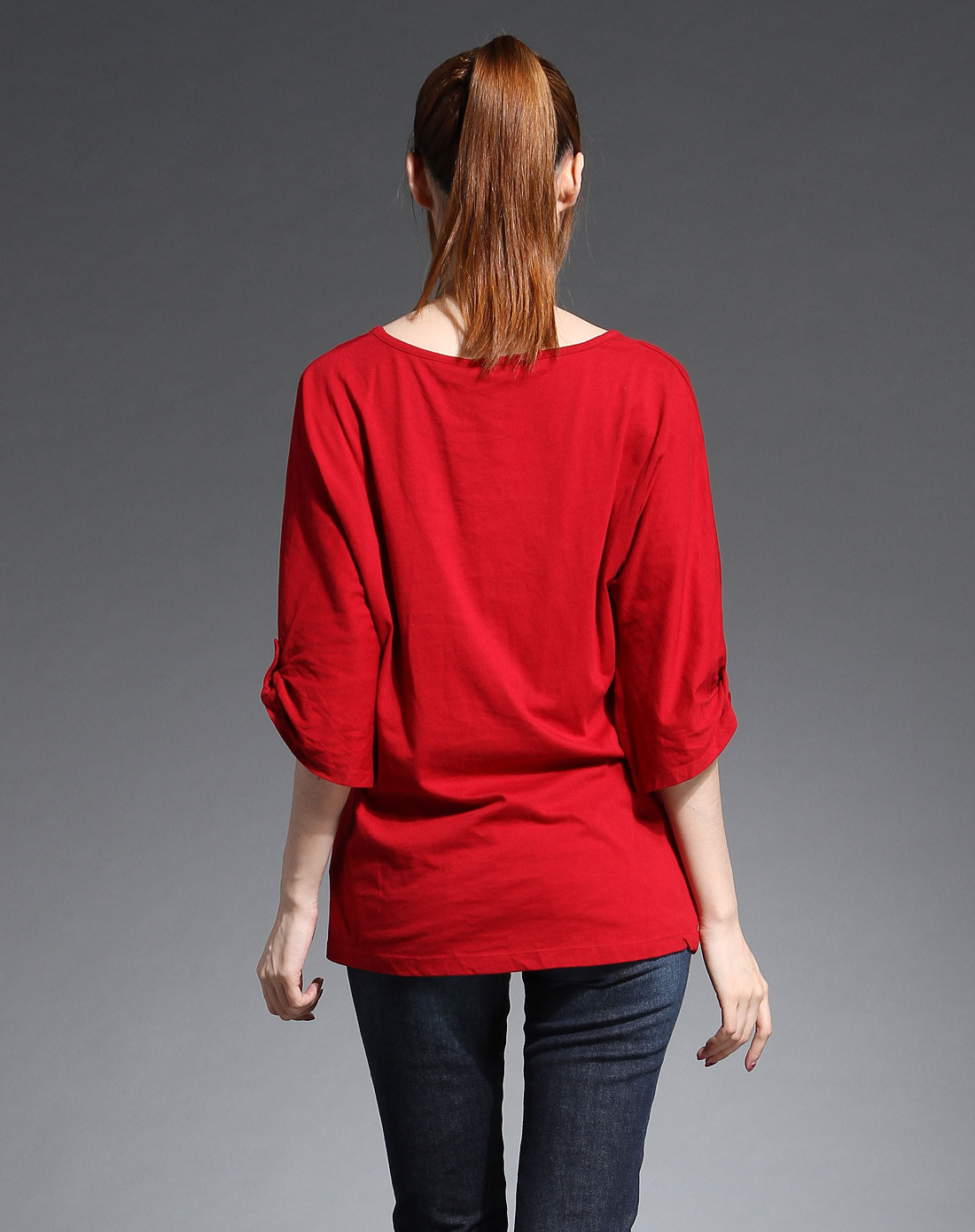 女款深红色v领闪片印花七分袖t恤