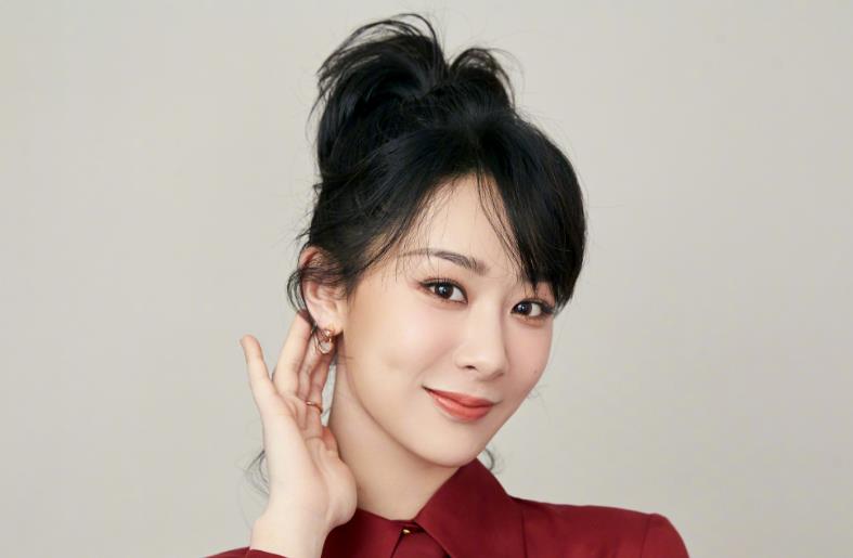 杨紫发图庆祝29岁生日,你留意到她手上的东西了吗?