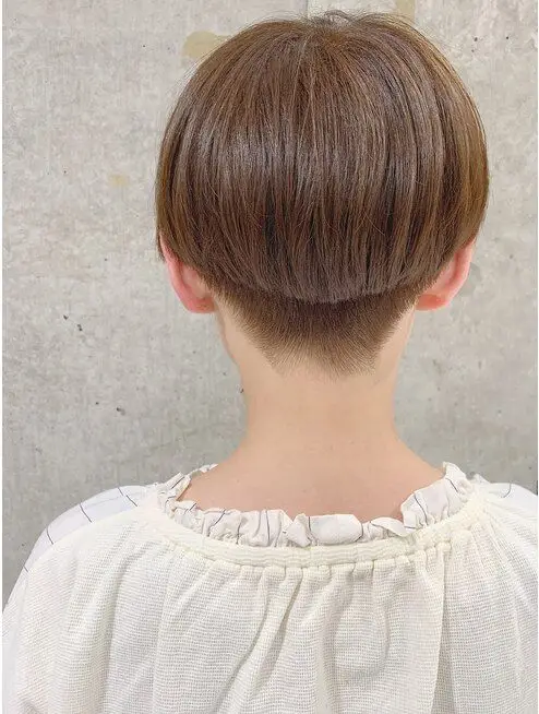 换发型可以看看这四种,哪怕头发花白一样很时尚_女性_短发_后脑勺