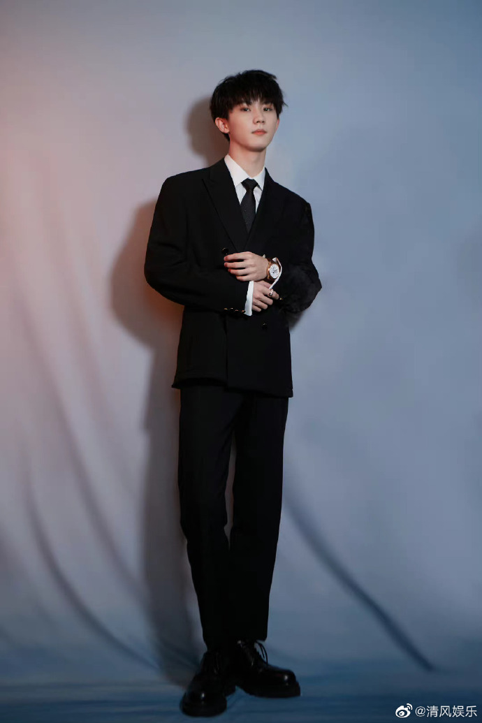 马嘉祺黑色西装随拍##马嘉祺黑色西装三宫格