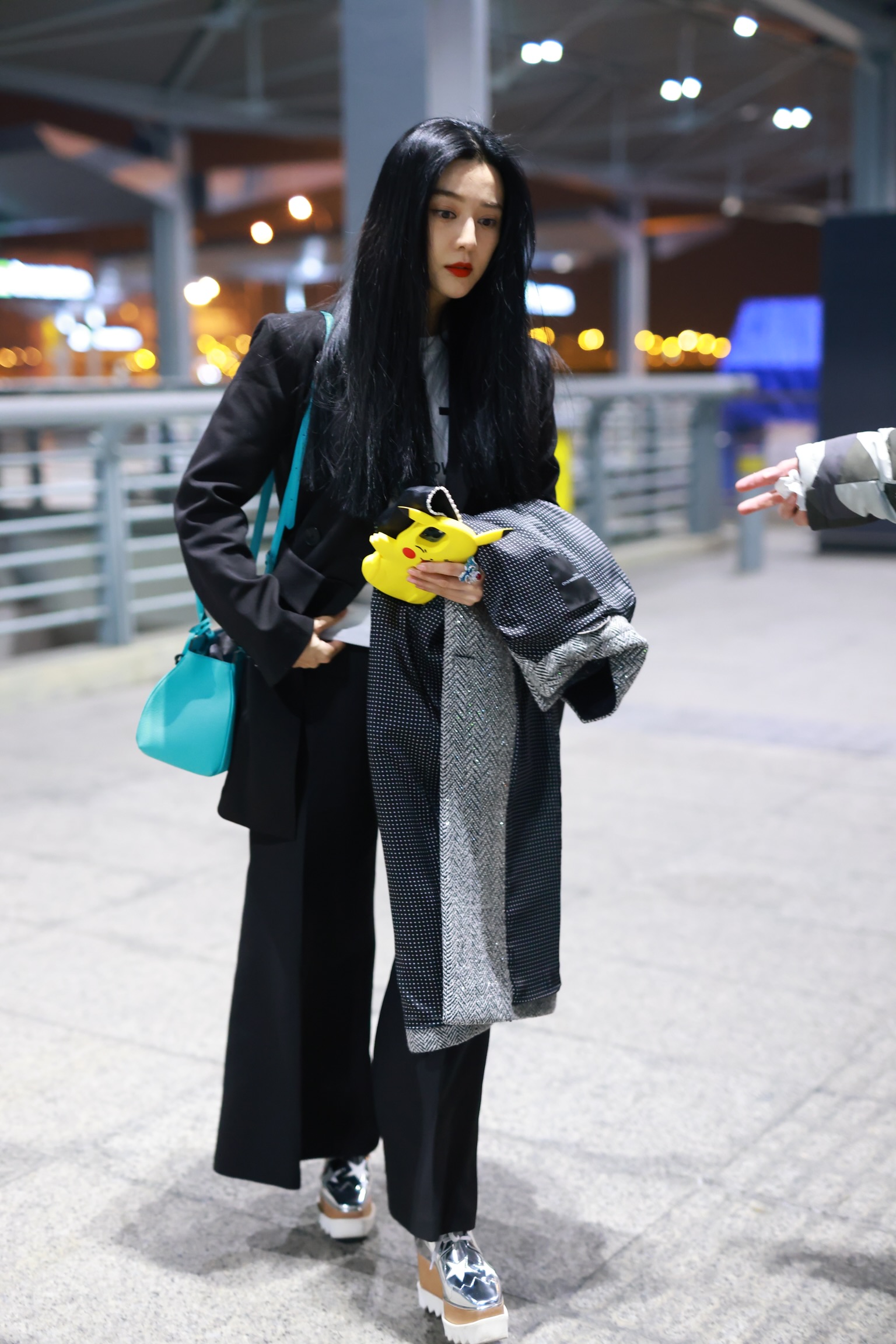 范冰冰机场再现神仙颜值!乌发浓密肤白如雪红唇耀眼_手机搜狐网