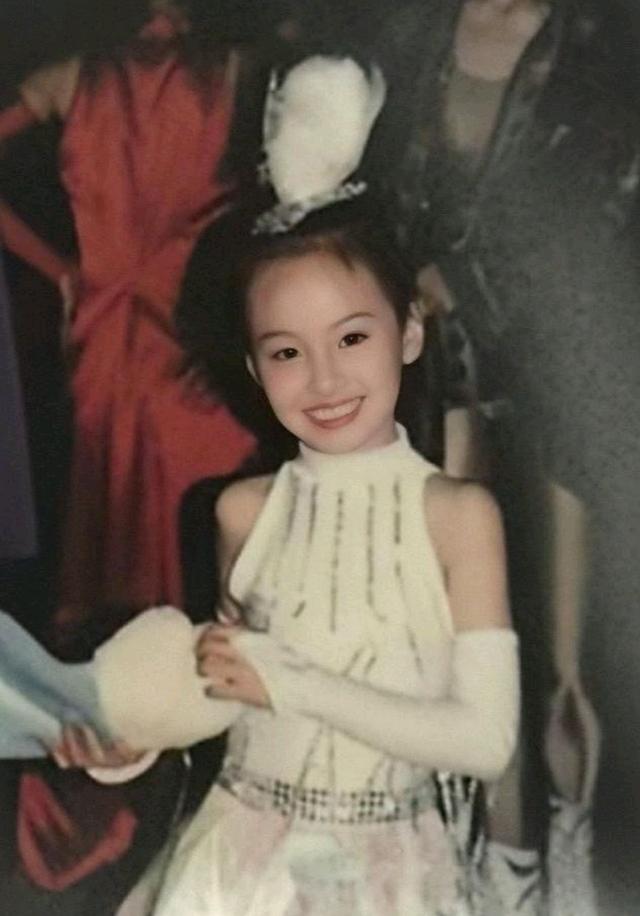 看郑爽小时候的照片,真的有种我家有女初长成的感觉!