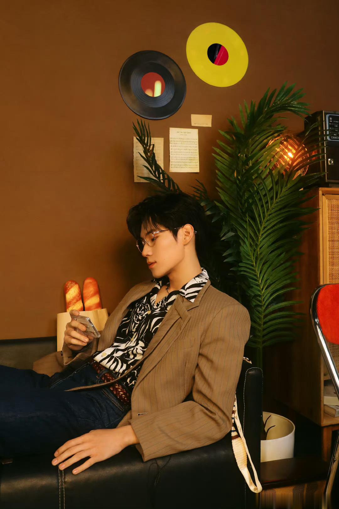 张真源咖色条纹西装随拍眼镜,咖色条纹西装,花衬衣内搭张哥真的好霸总