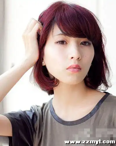 这款酒红色短发搭配淡妆显得人更有精神,三七分斜刘海,修饰了脸型