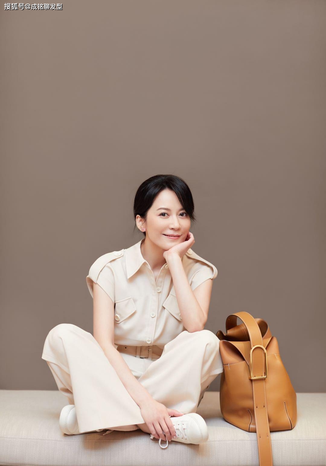 原创不老女神俞飞鸿真会搭,黑色风衣裙配白色流苏包,时尚里透着高级