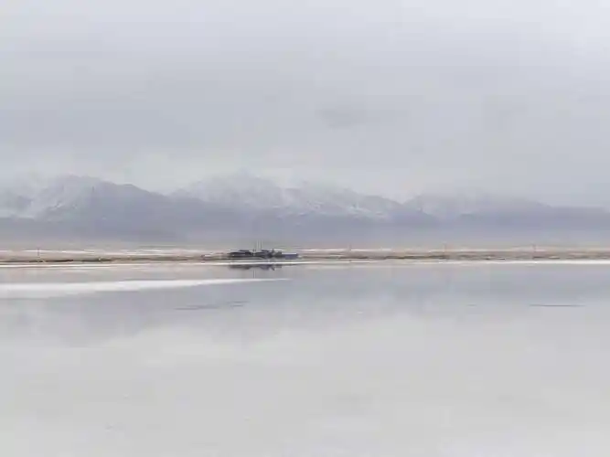 阴天时的"天空之镜〃!