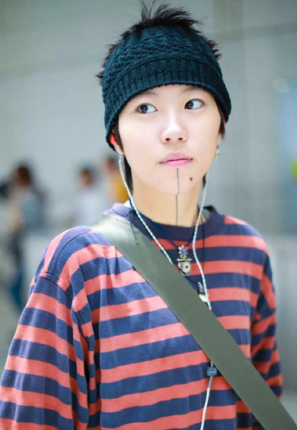 窦靖童的时尚看不懂,下巴到脖子纹条黑线,手上绑鞋带也是时髦?