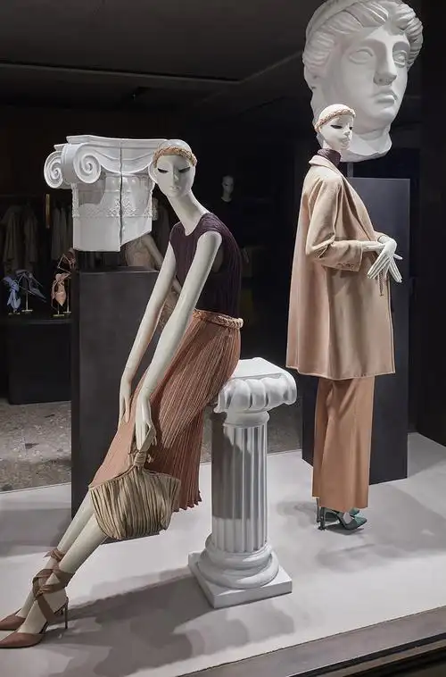 模特要配搭配饰,帽子,围巾,丝巾,腰带,背包鞋子,花花草草等,拒绝没有