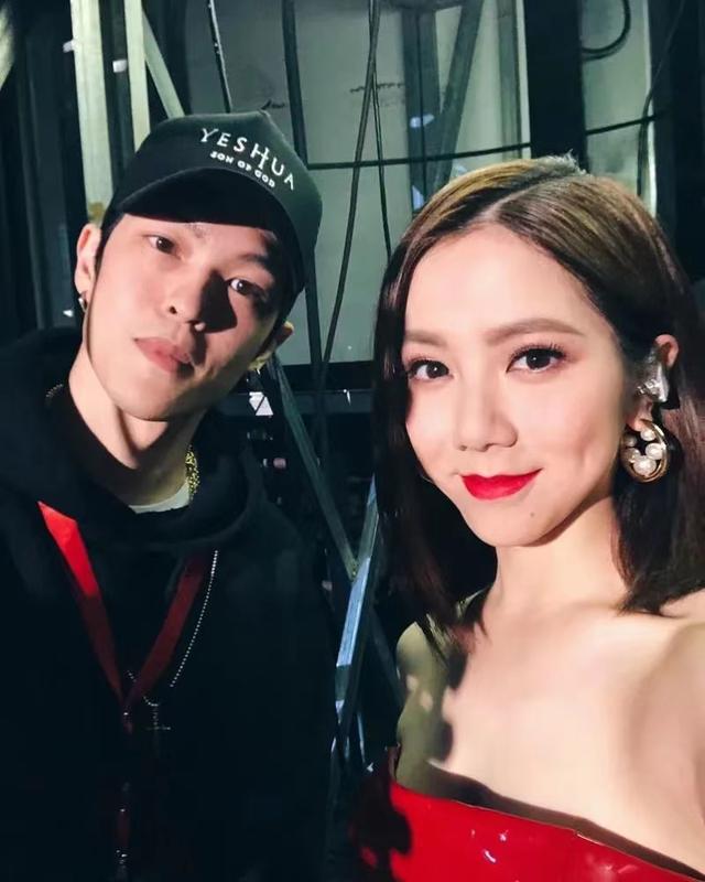 近日,邓紫棋在个人社交平台上晒出了一组跟男友mark马克的合照,为男友