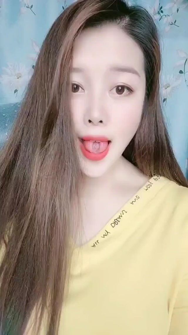 美女表演舌舞,看的屏幕前的小哥哥蠢蠢欲动了