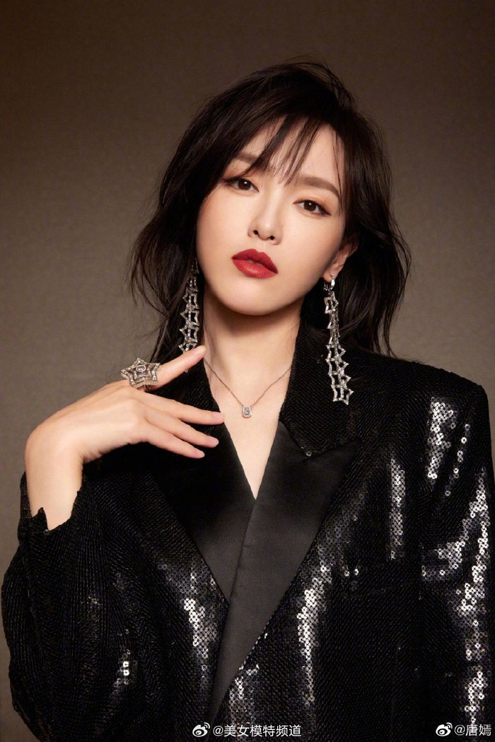 唐嫣一改甜美风黑衣红唇显超强气场脖颈线条绝美