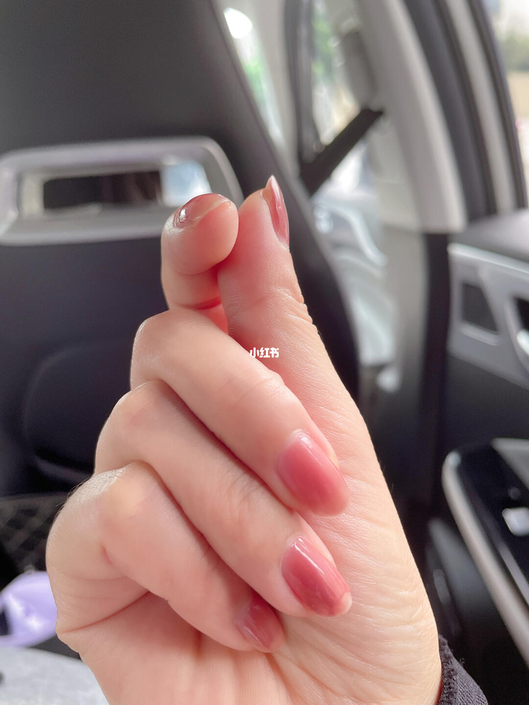 夏天指甲油就是要粉粉的