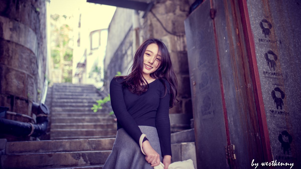 黑色毛衣 微笑的美女4k图片,4k高清美女图片,娟娟壁纸