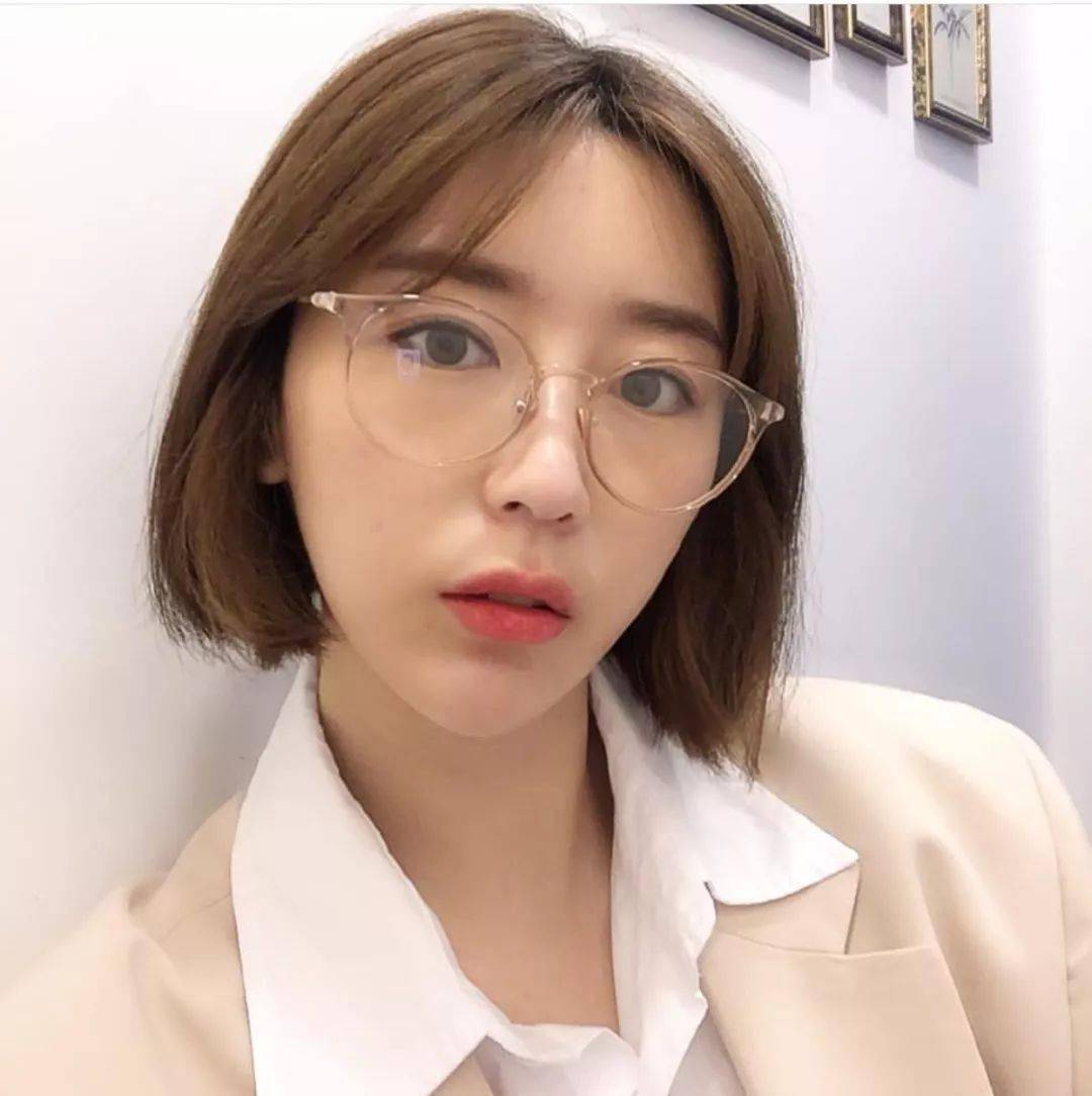 发型戴眼镜女生的短发
