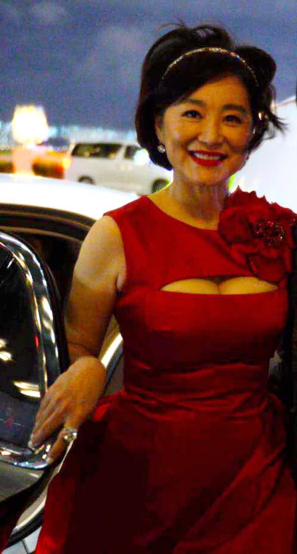 64岁林青霞优雅老去身材和气质依然出众网友依然美丽动人