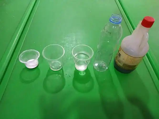 第一步,准备食用醋,小苏打,洗洁精,适量的清水,还有一个透明的瓶子.