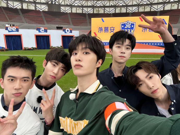 奔跑吧全员晒团队合照#奔跑吧白鹿范丞丞周深李晨晒团队合照!