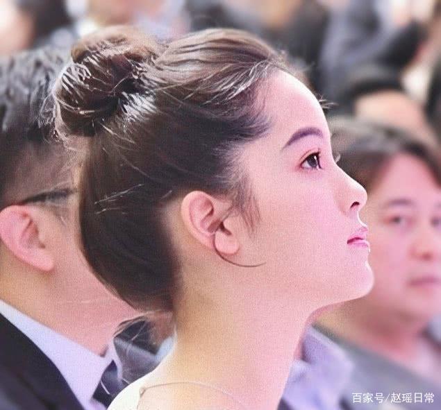 还觉得欧阳娜娜侧颜太虐?坐在观众席被拍,说是洋娃娃我也信