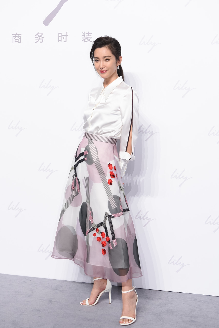 李冰冰白色礼服搭配浅蓝色披风,优雅大气