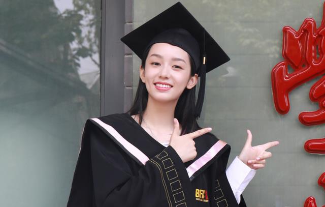 周也毕业证件照被扒,素颜清纯可人,6快钱就拍出了初恋女神味!