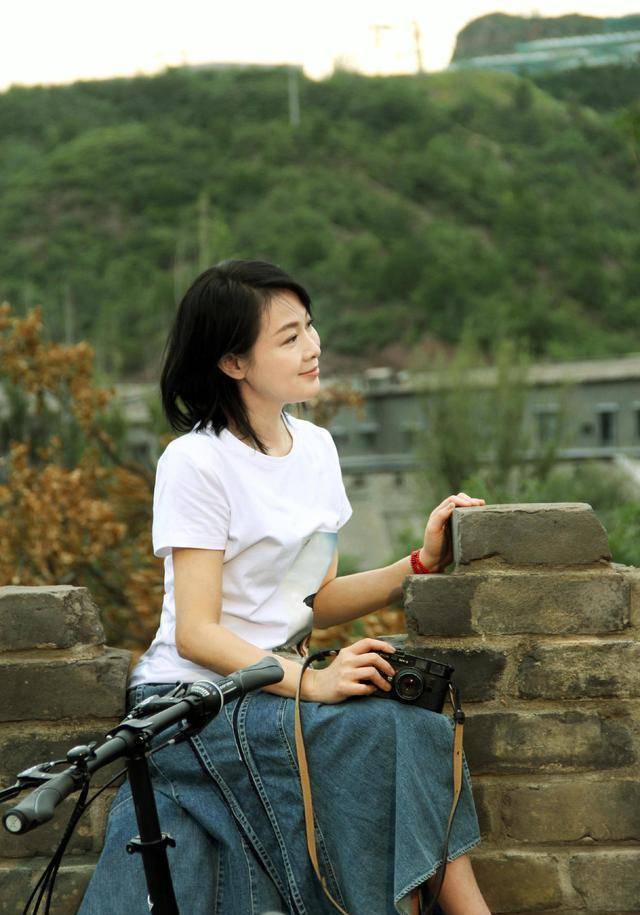 51岁刘若英才是"气质"美,穿白衬衫搭配半身裙,素颜也出众_白色_感觉