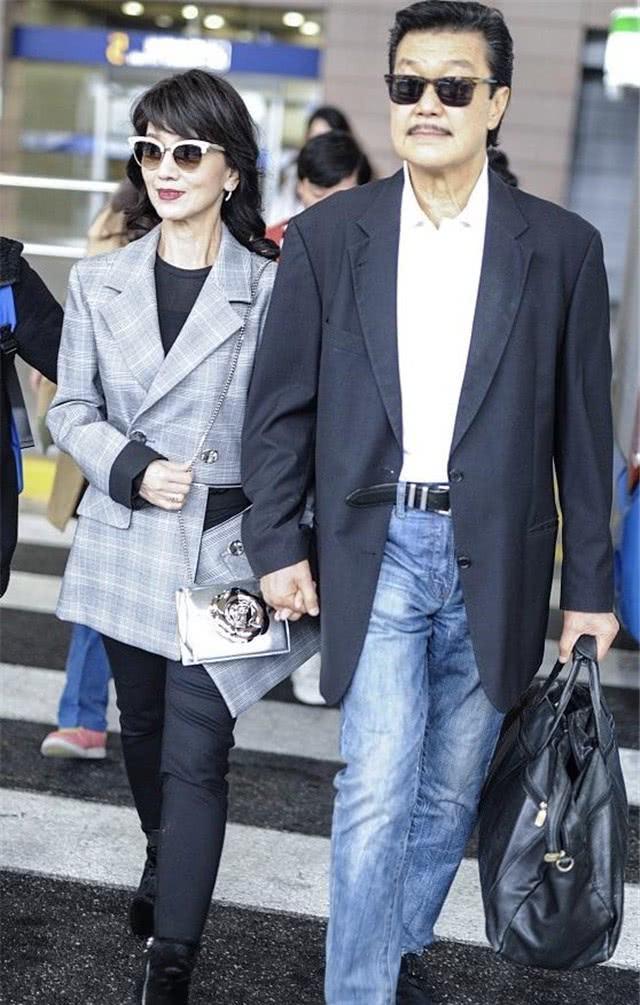 66岁赵雅芝为戏卸妆,"原形毕露"惹争议,真心疼她老公_黄汉伟_生活