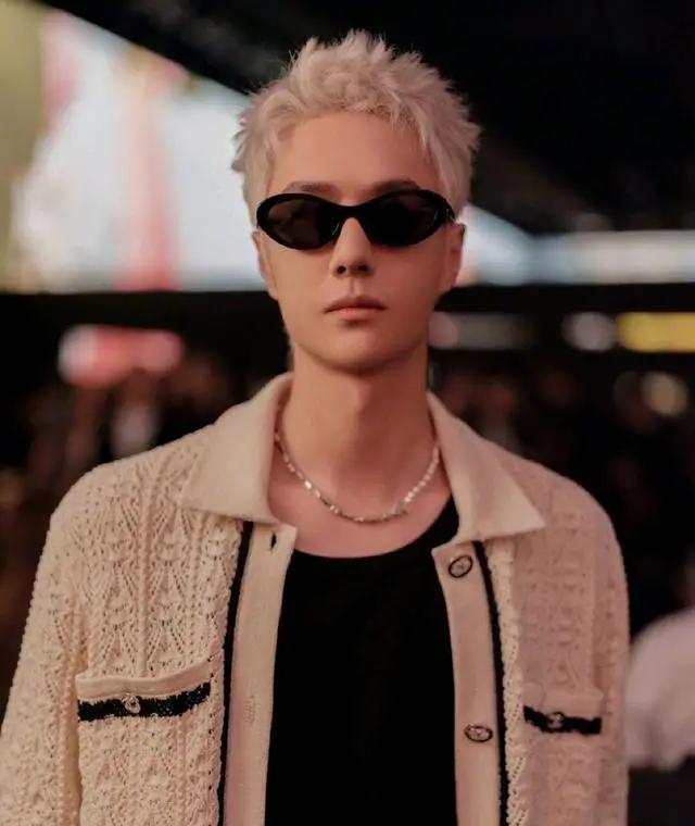 王一博在巴黎时装周上一鸣惊人,一头金色长发,身穿香奈儿最新一期的