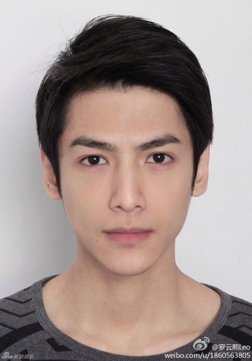 何以笙箫默小时候演员资料照 少年何以琛罗云熙自拍晒肌肉