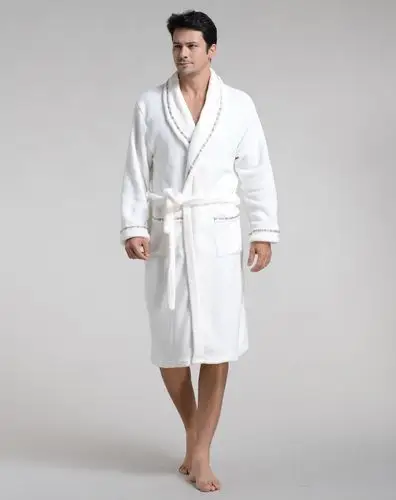 男士白色珊瑚绒浴袍