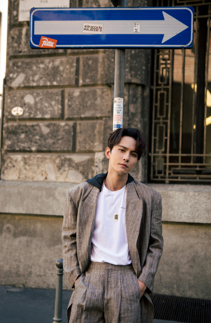 徐正溪英伦风帅气街拍图片