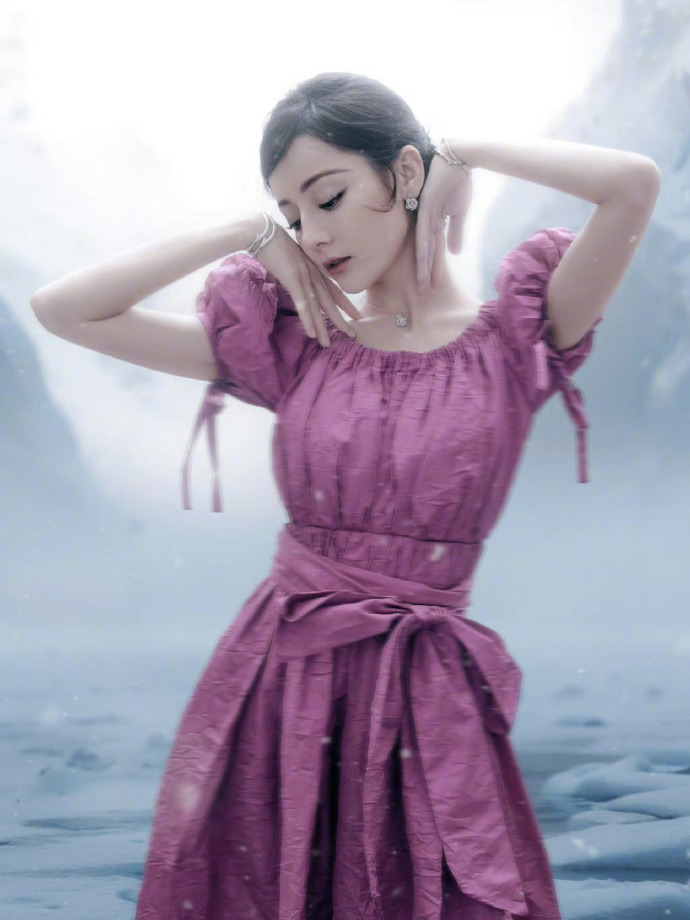 迪丽热巴玫红色公主风造型