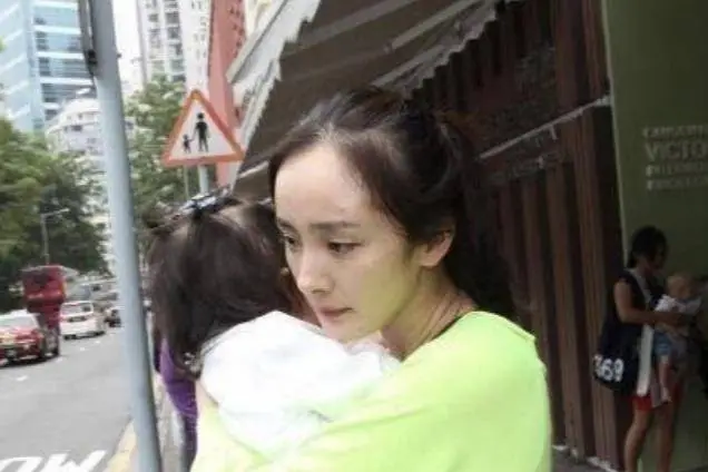 杨幂现身街头被拍,胳膊上的手链抢镜,是小糯米的吗?_照片_刘恺威_孩子