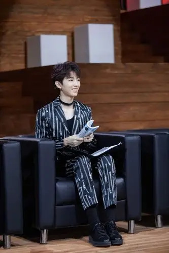 [消息]王俊凯《我们的乐队》剧照公开 西装造型衬托英气少年感