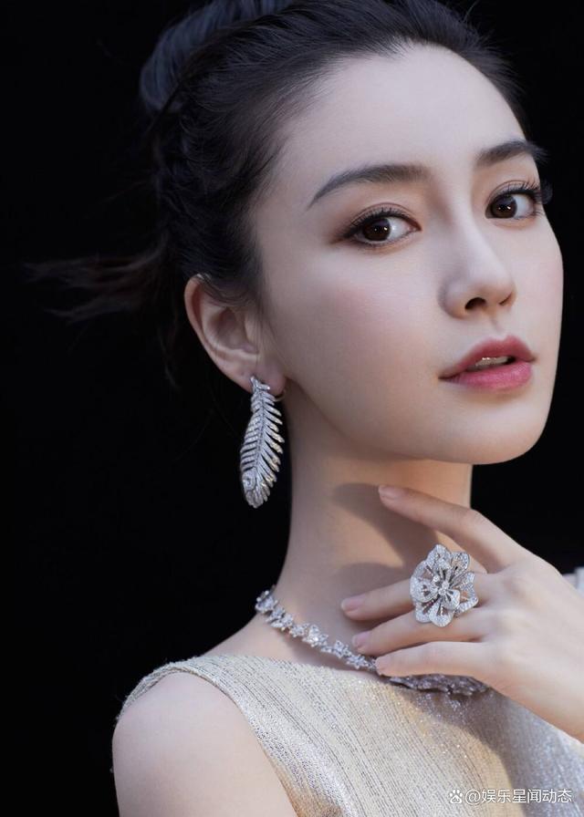 香港女星杨颖(angelababy)近日为某杂志拍摄了一组封面照,引发了网友