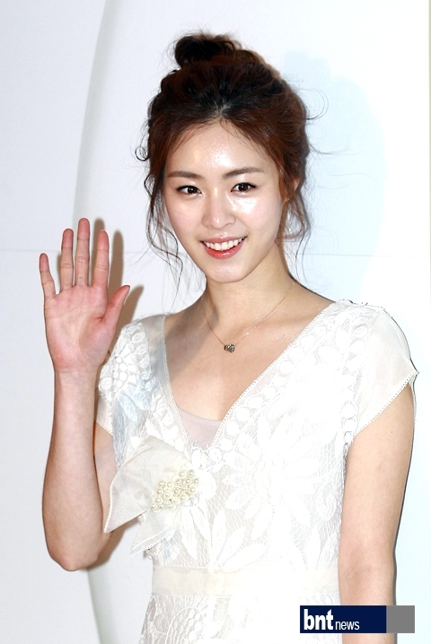 p>李沇熹(lee yeon hee),1988年2月26日出生于韩国,韩国女演员,模特.