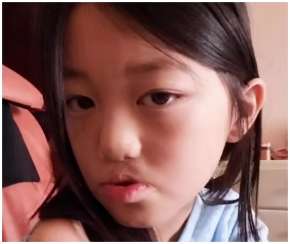 李嫣终于又晒正脸照她嘴巴和普通孩子一样了染回黑发倍显乖巧