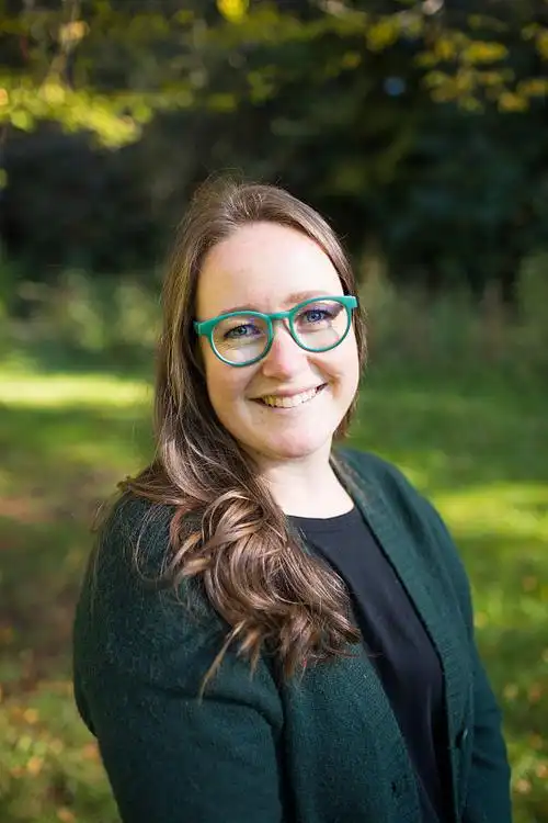 母亲抱着儿子从她肩膀上看过去的背影.