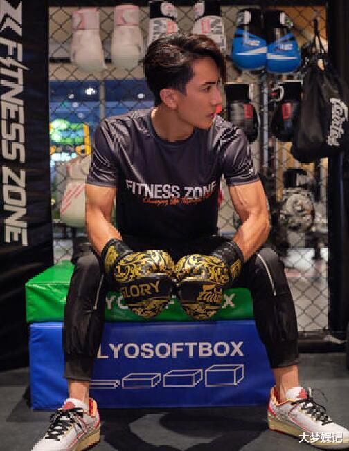 吴尊长期保持运动习惯,就连之前移居上海,也会天天在阳台上认真健身