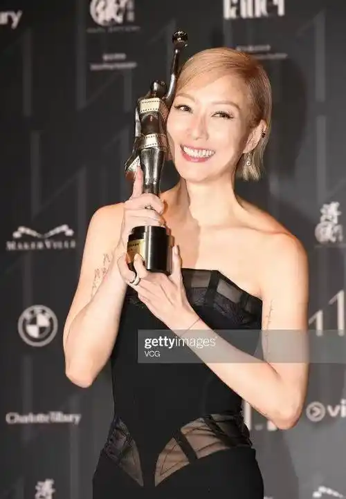 郑秀文心真大,领奖图不p就放出来,这"身材"太真实了!