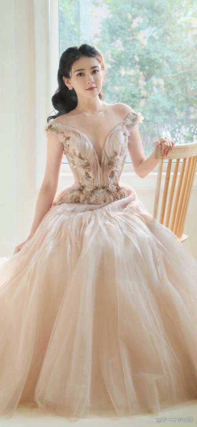 女星梁洁身穿粉色大v刺绣纱裙,宛如一朵盛开的白莲花,美若天仙