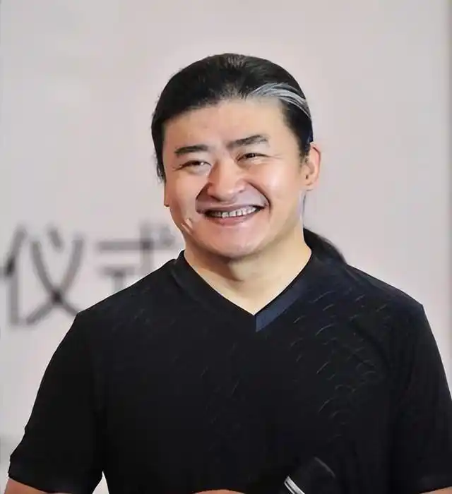 歌手刘欢:父母都已去世,他忍受病痛折磨,担心大龄女儿的婚事